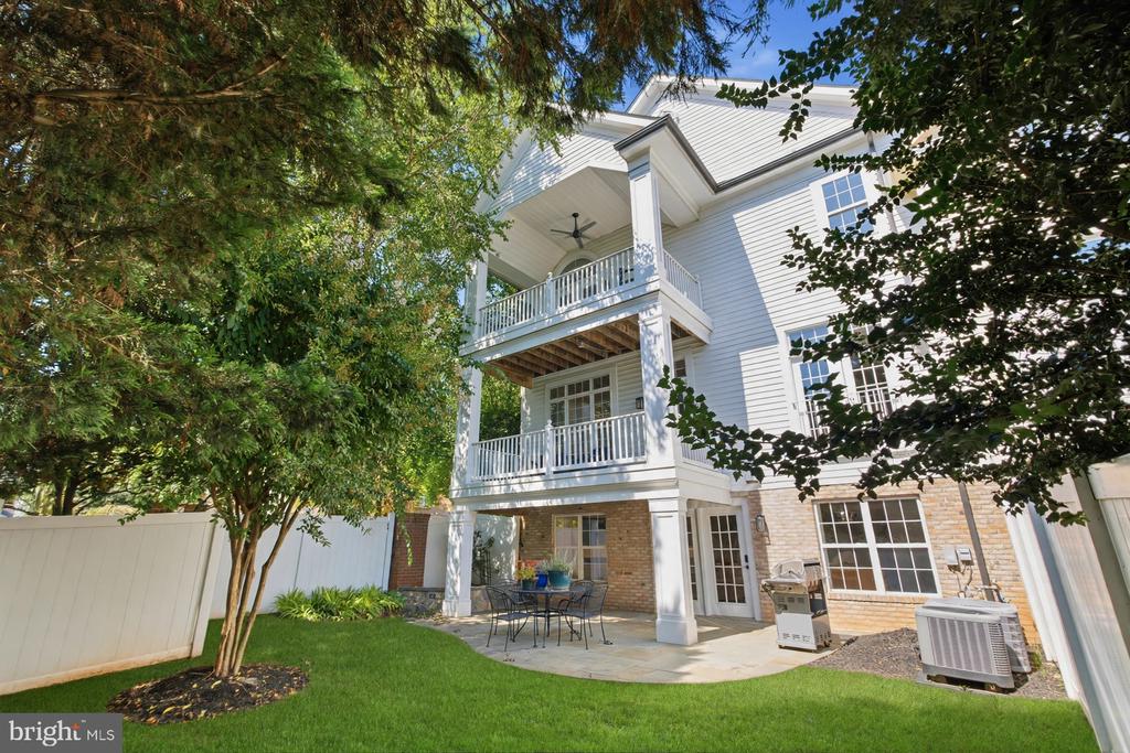 18441 LANIER ISLAND SQUARE