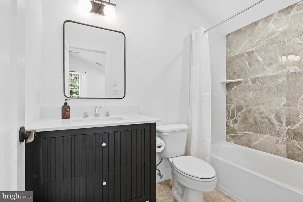 18441 LANIER ISLAND SQUARE