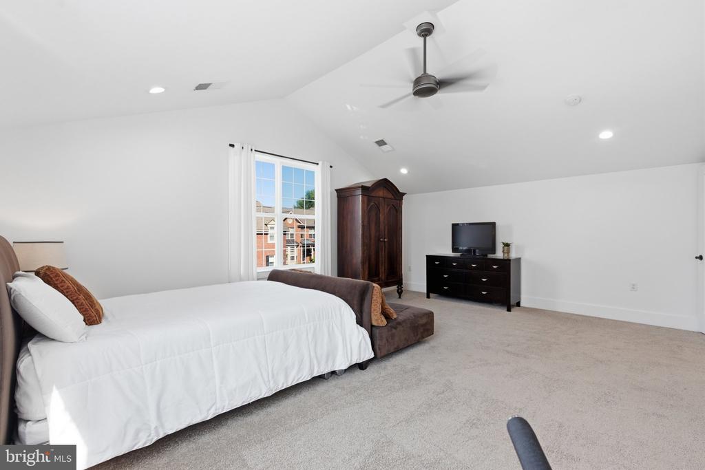 18441 LANIER ISLAND SQUARE