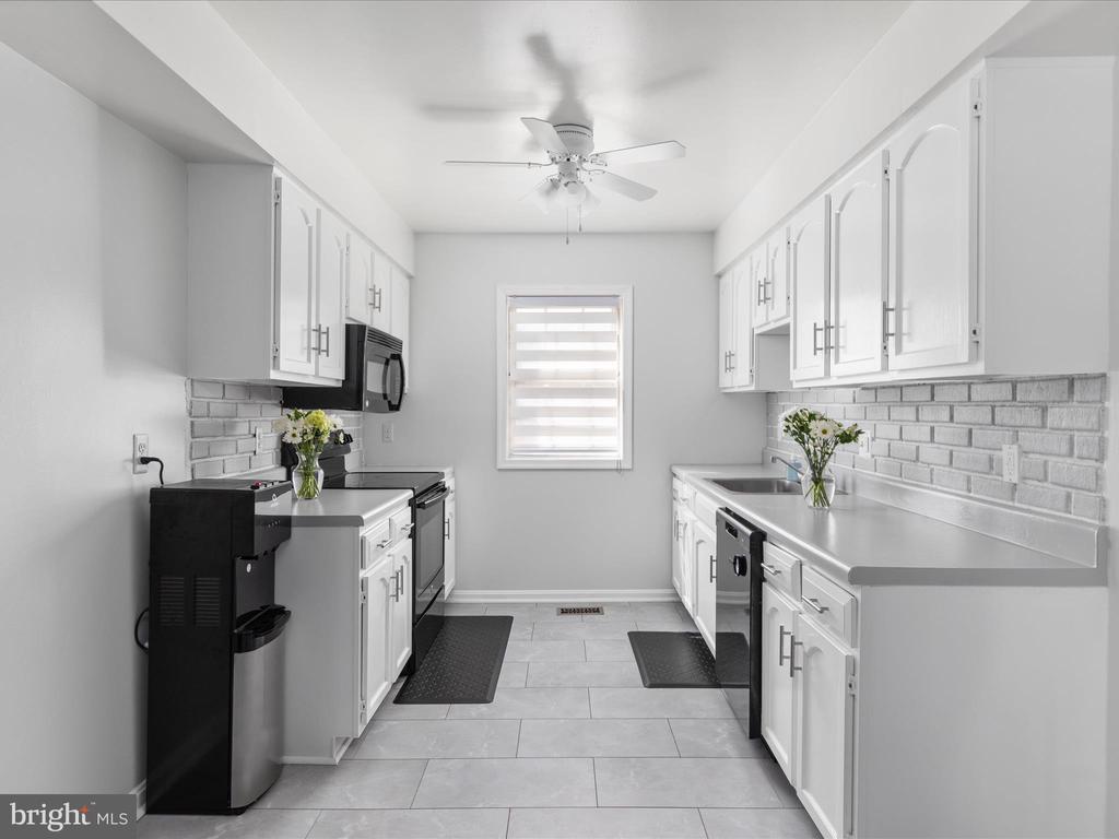 8446 WILLOW GLEN COURT