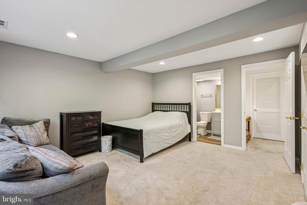 9440 TEABERRY COURT