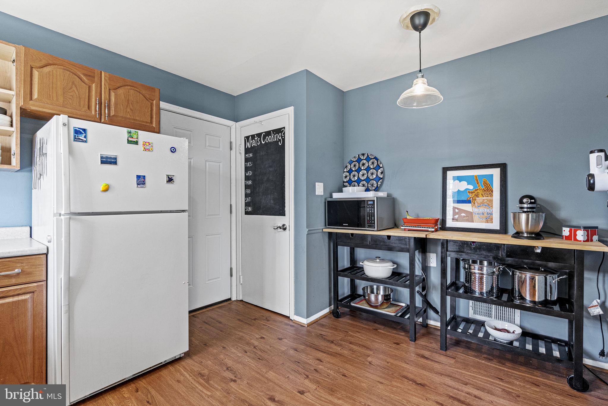 10101 ROSLYN COURT