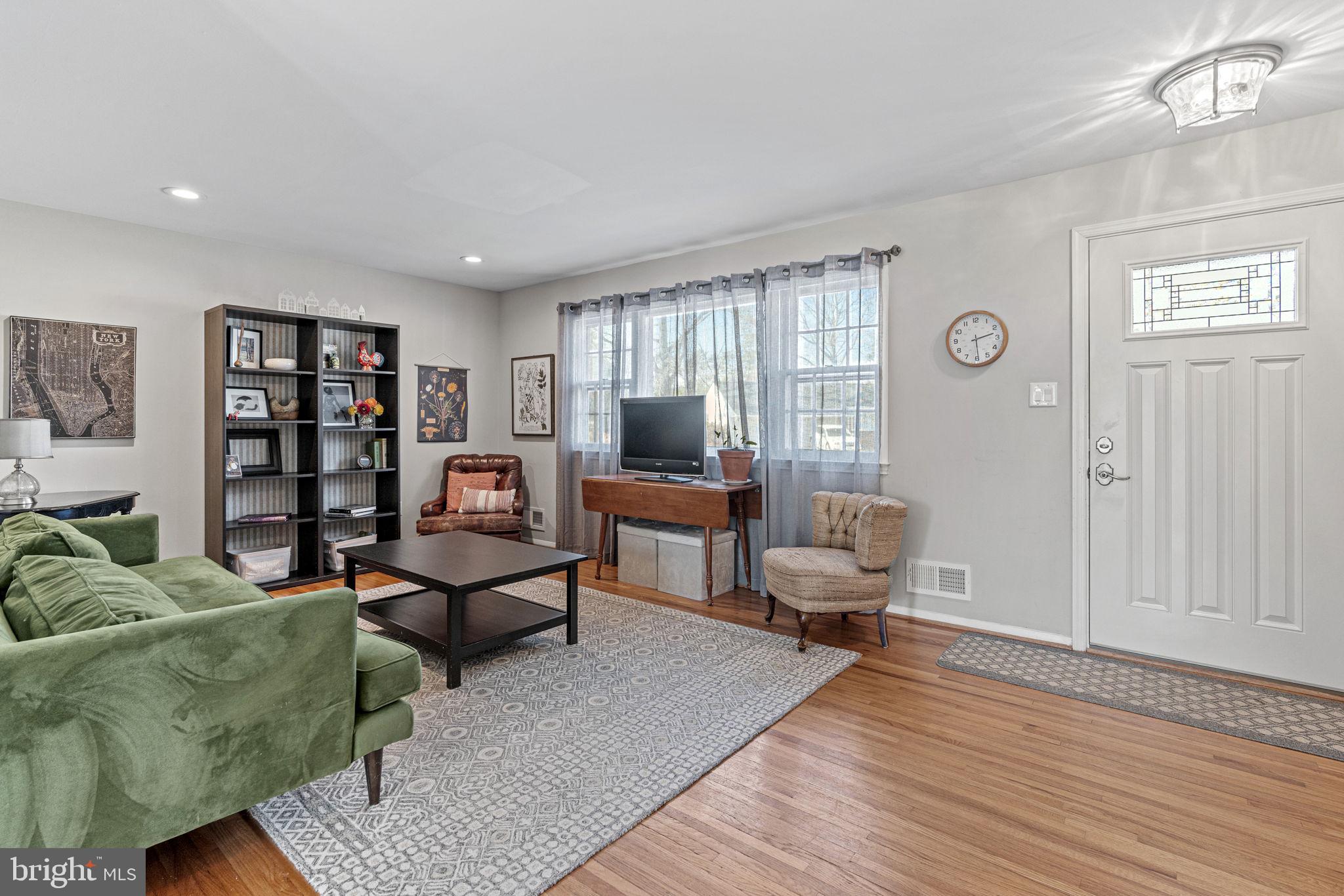 10101 ROSLYN COURT