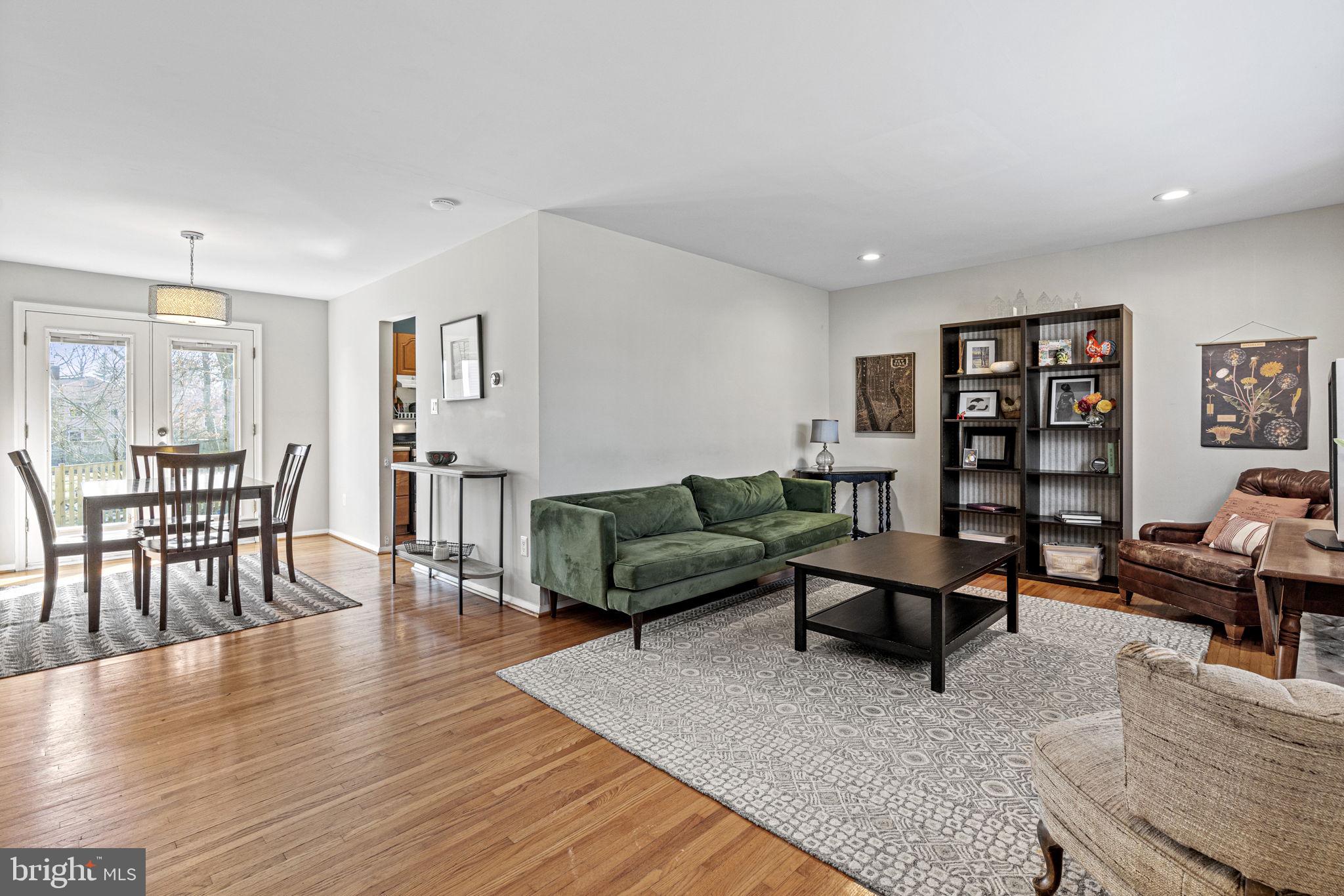 10101 ROSLYN COURT