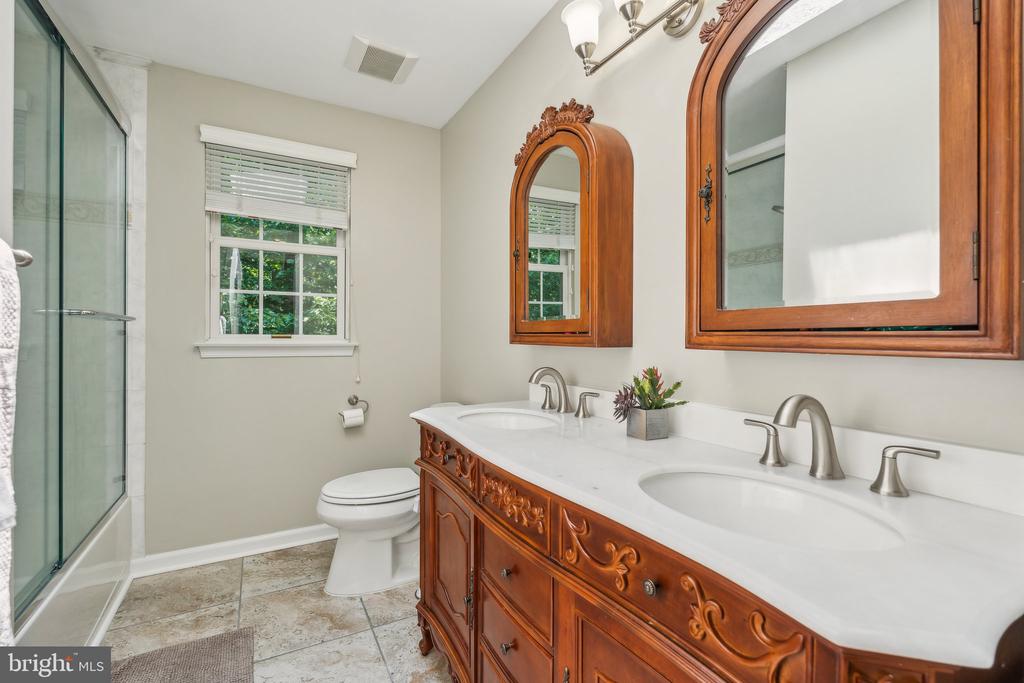 3463 WAINSCOTT PLACE