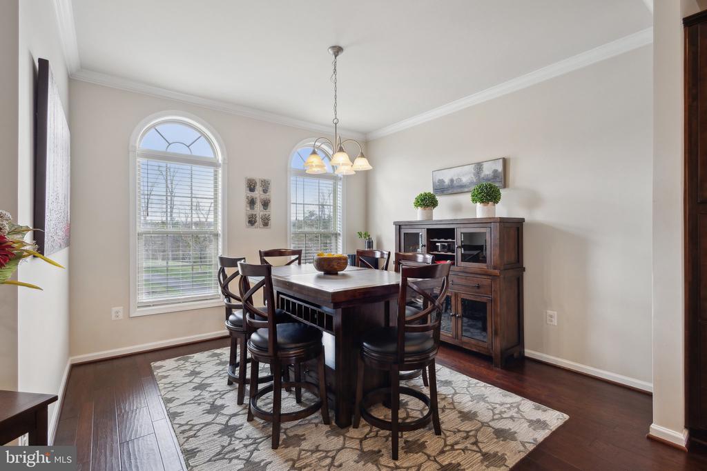 6711 PINCHOT LANE