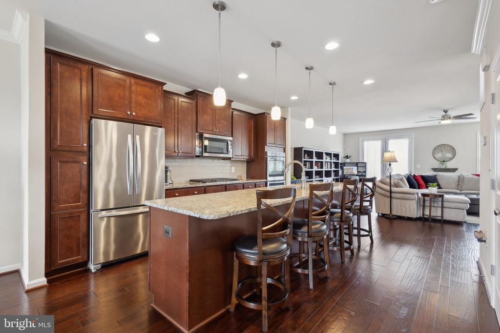 6711 PINCHOT LANE