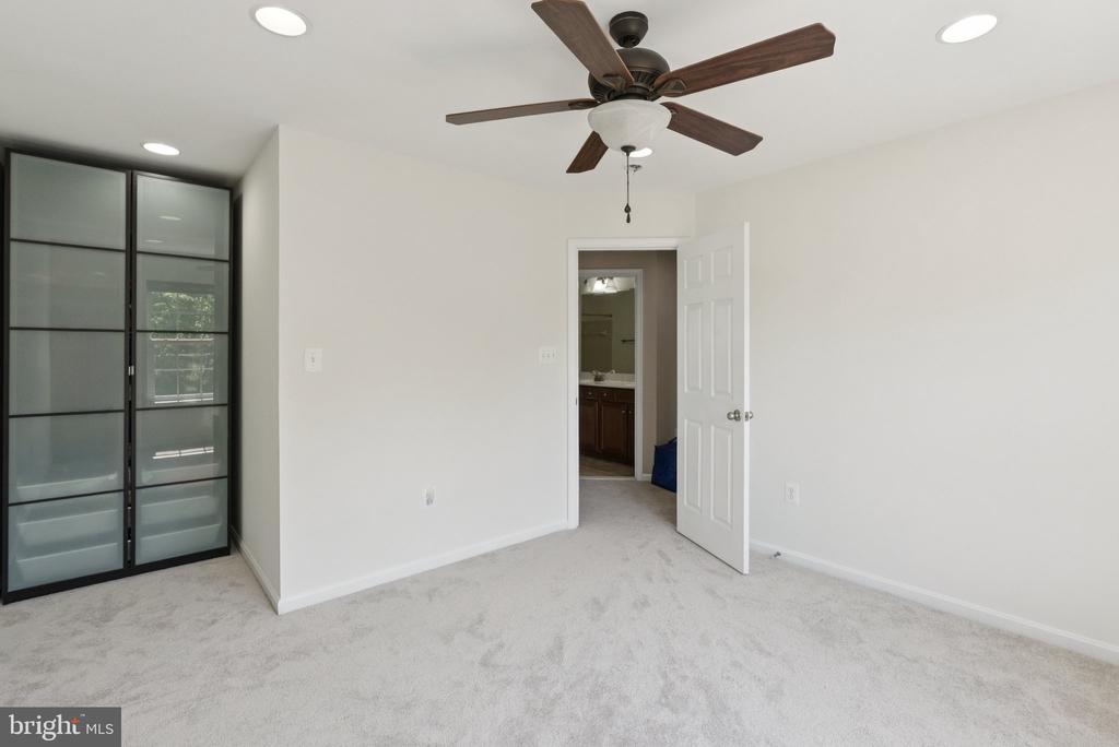 5402 LOGGERHEAD PLACE