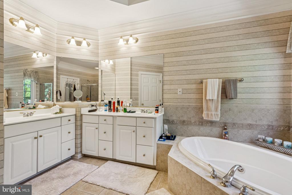 1719 WORTHY COURT