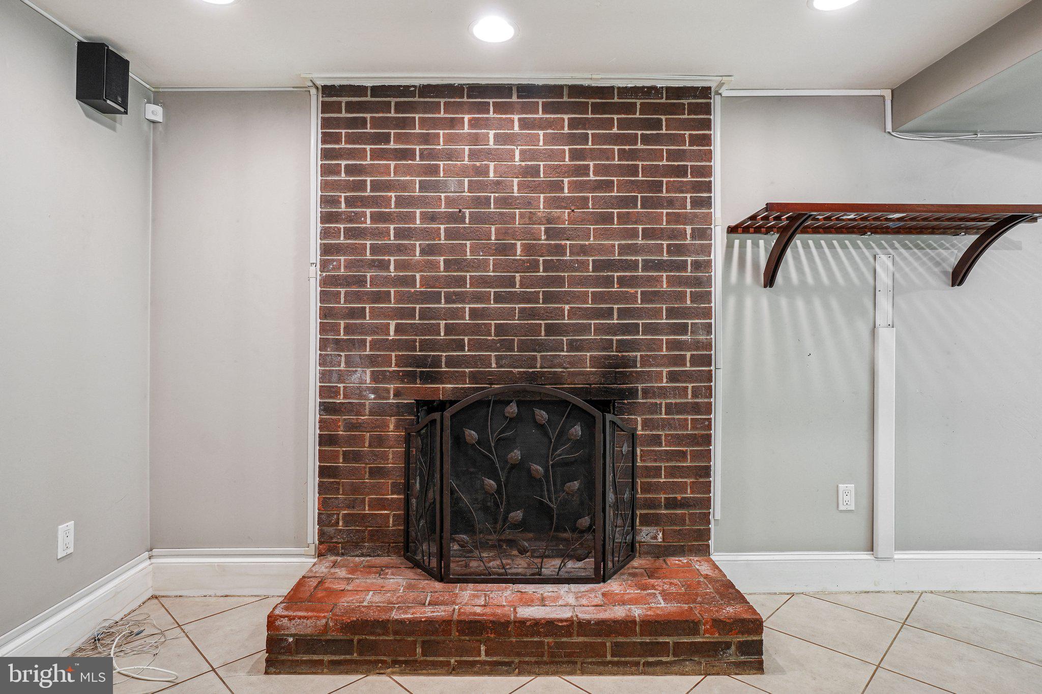 4006 DUBOIS COURT
