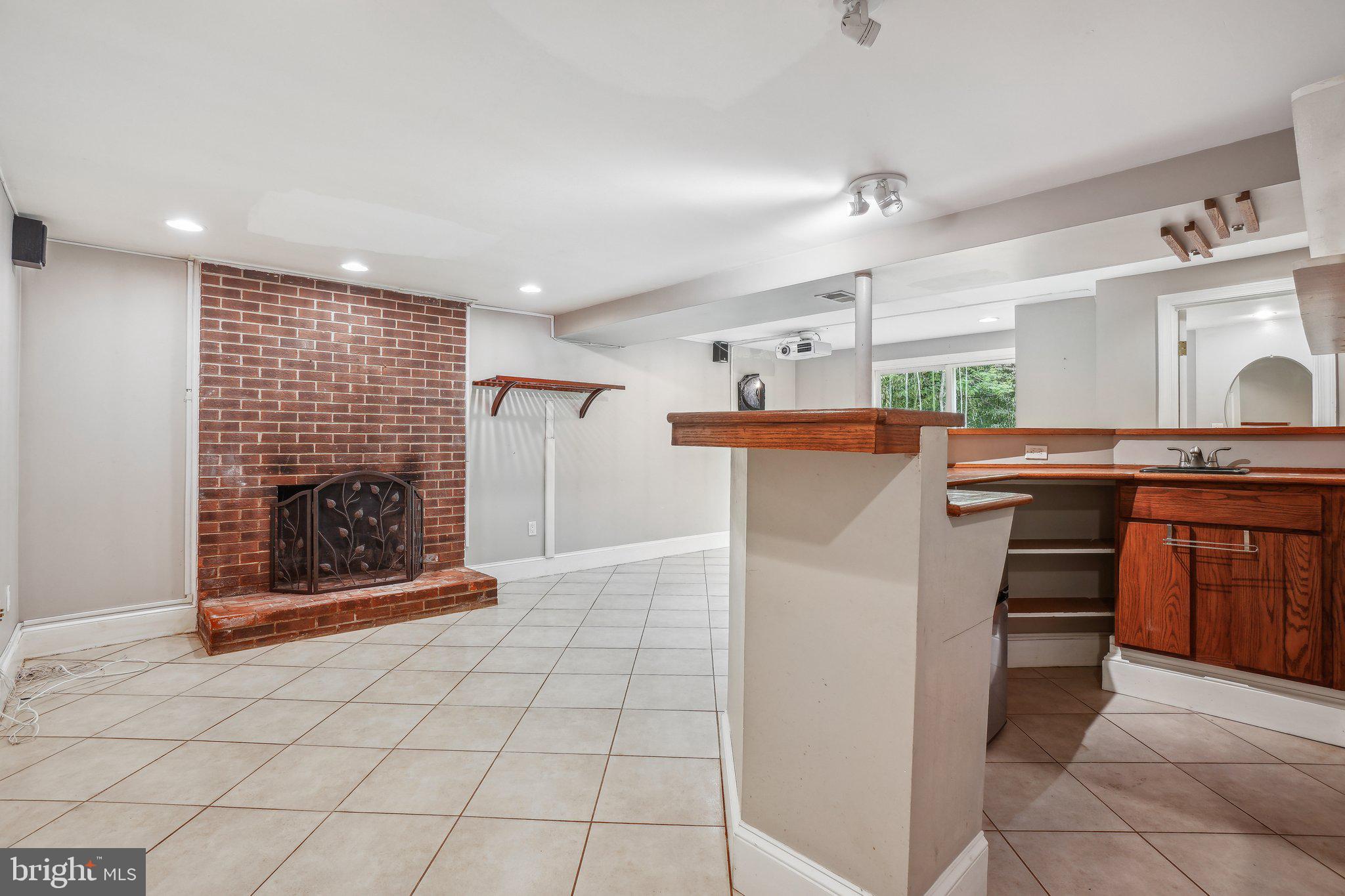 4006 DUBOIS COURT