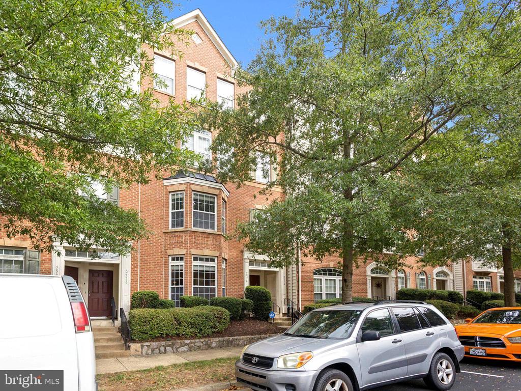 2576 EASTBOURNE DRIVE