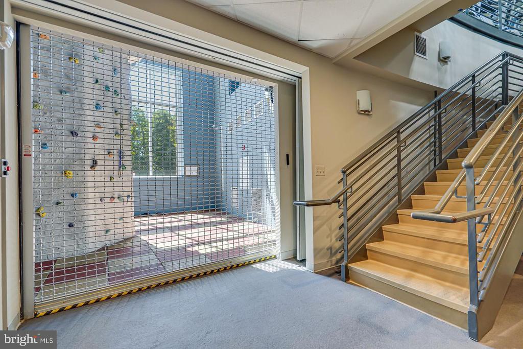 2576 EASTBOURNE DRIVE