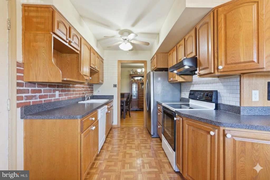 7605 ROSBURY COURT