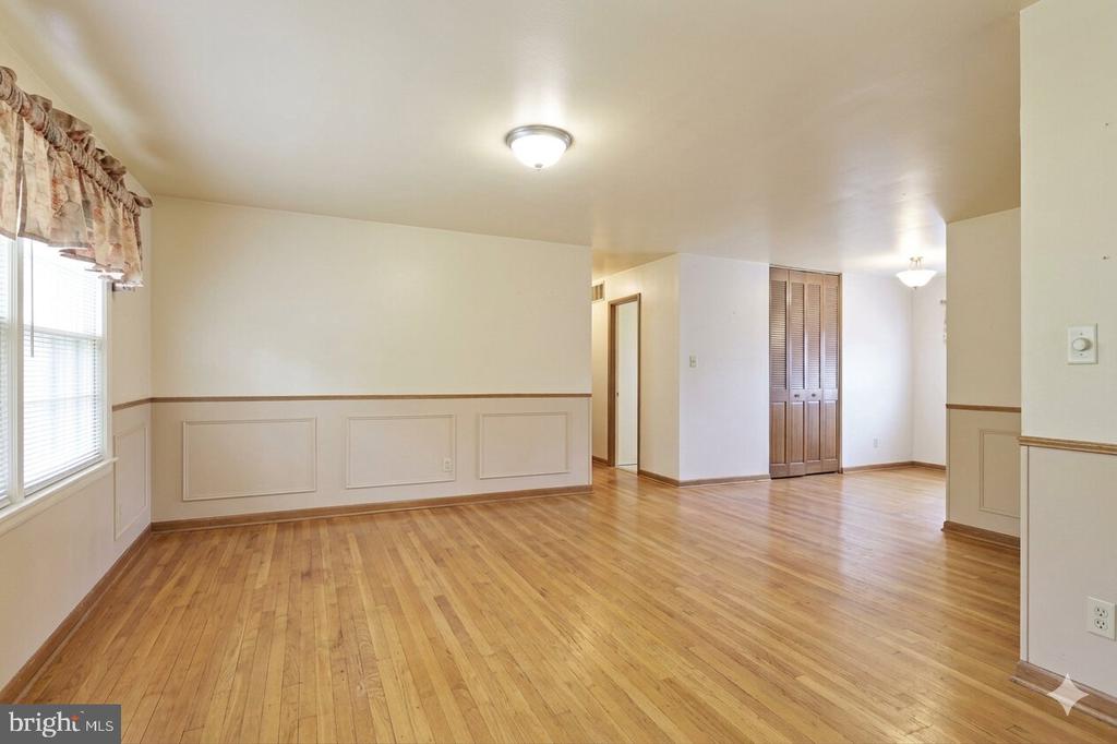 7605 ROSBURY COURT