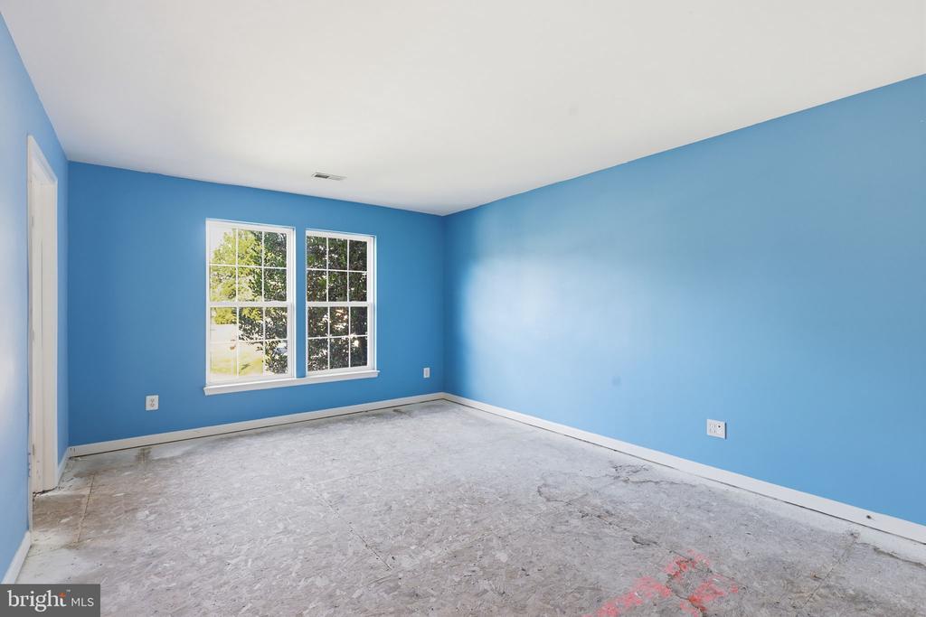1595 HERON WAY