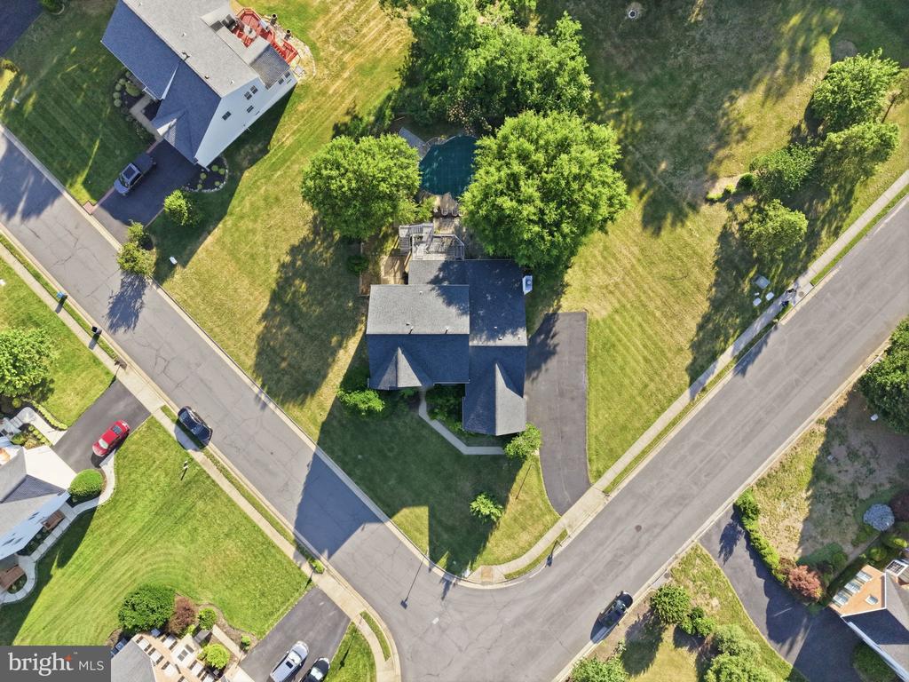 1595 HERON WAY