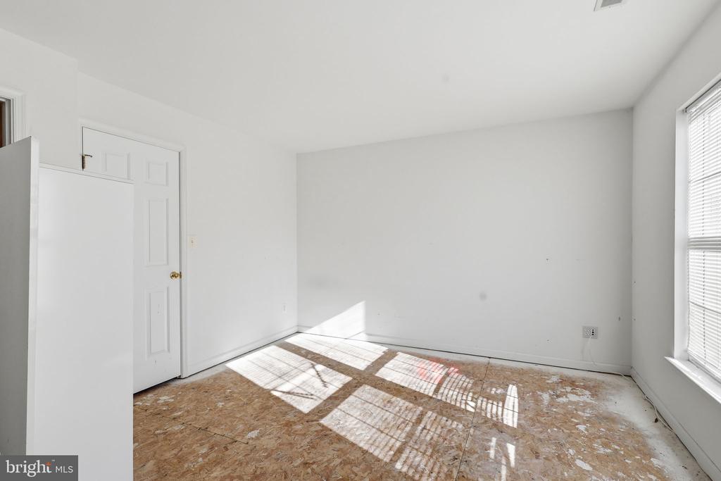 1595 HERON WAY