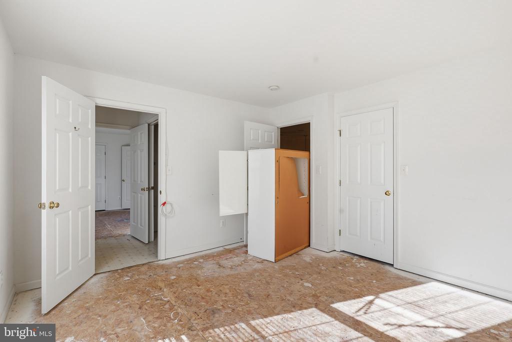 1595 HERON WAY