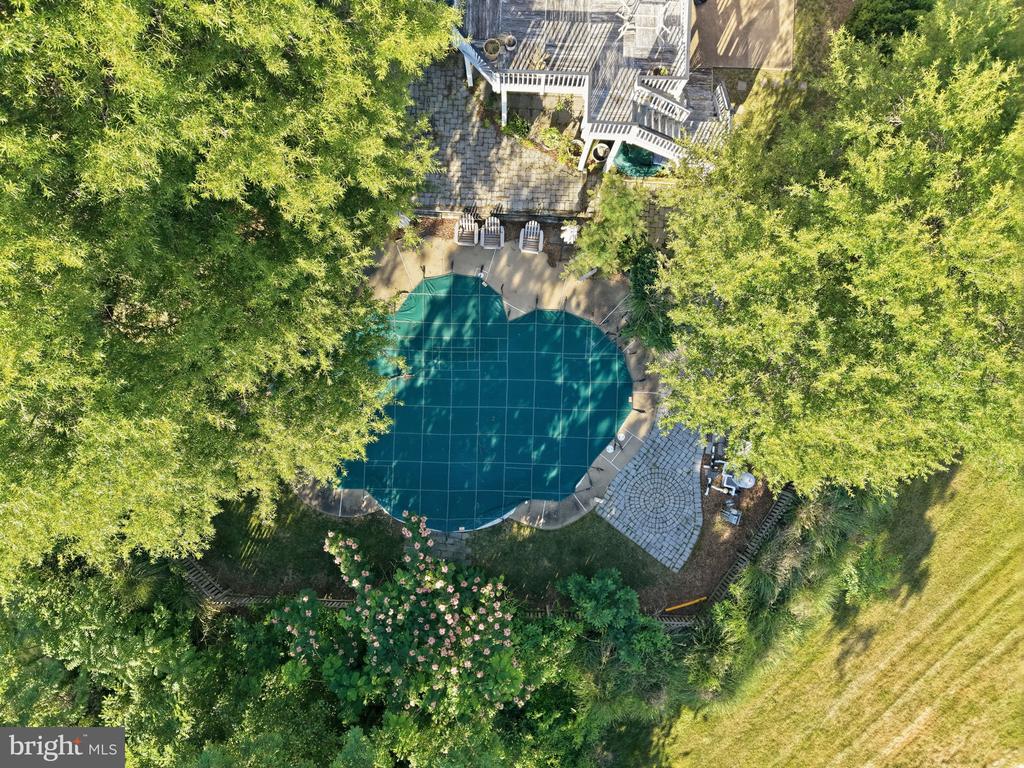 1595 HERON WAY