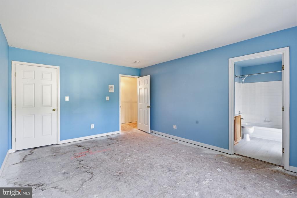 1595 HERON WAY