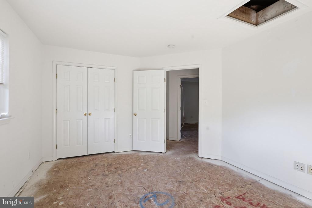 1595 HERON WAY