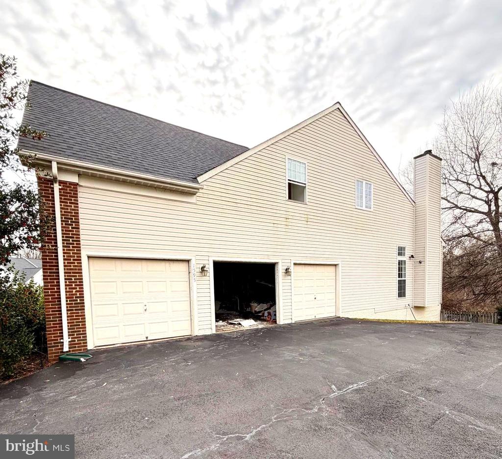 1595 HERON WAY