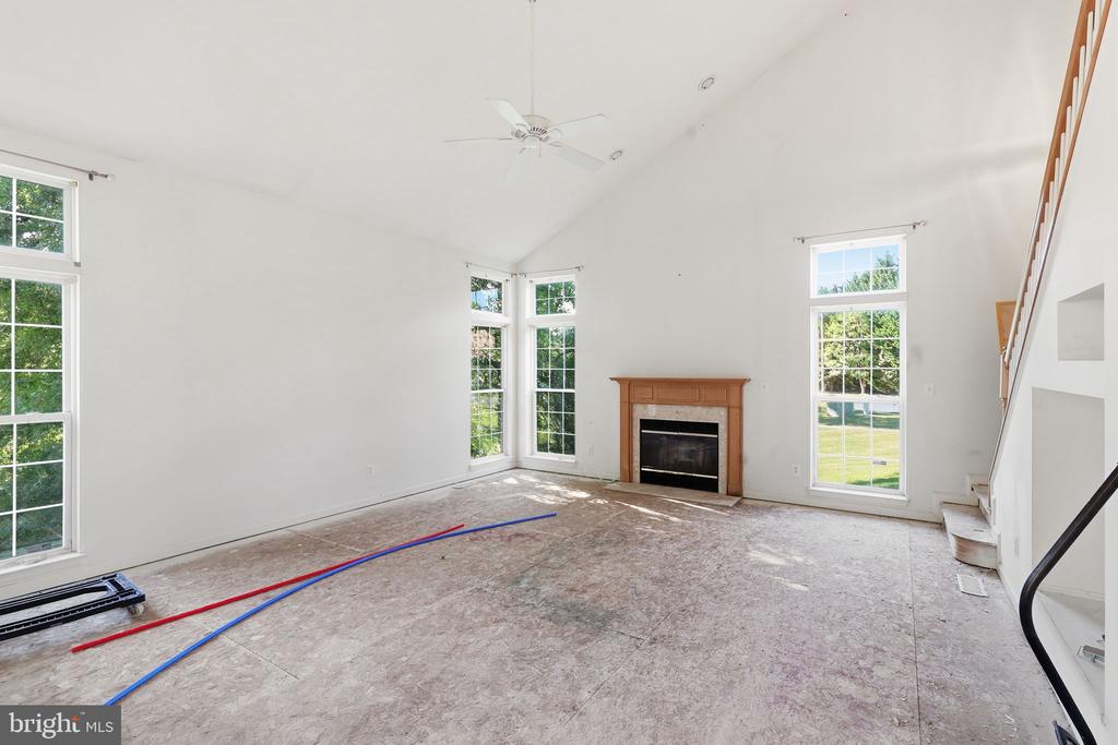 1595 HERON WAY