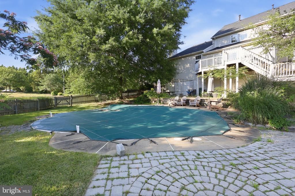 1595 HERON WAY