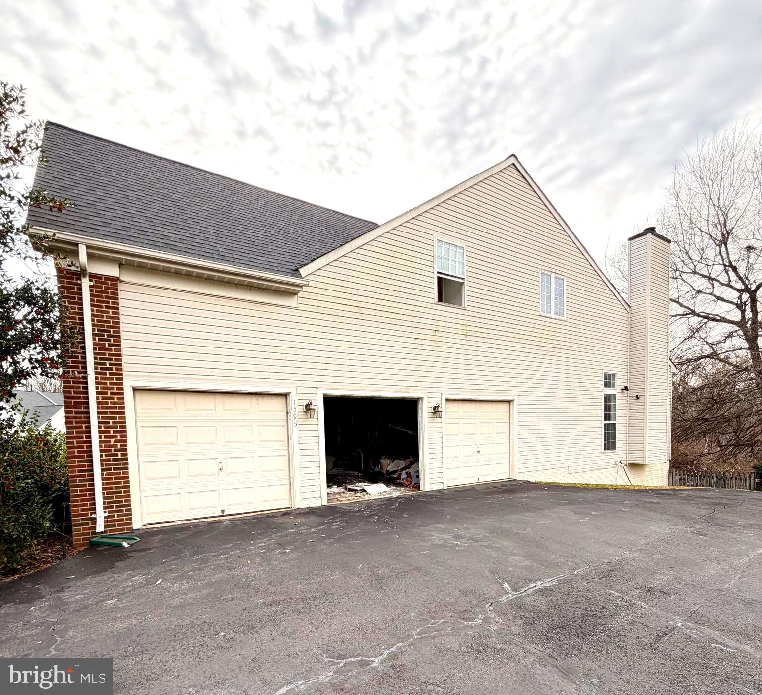1595 HERON WAY