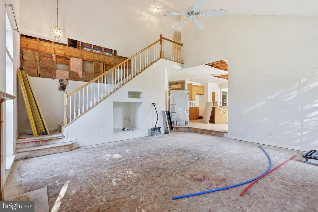 1595 HERON WAY