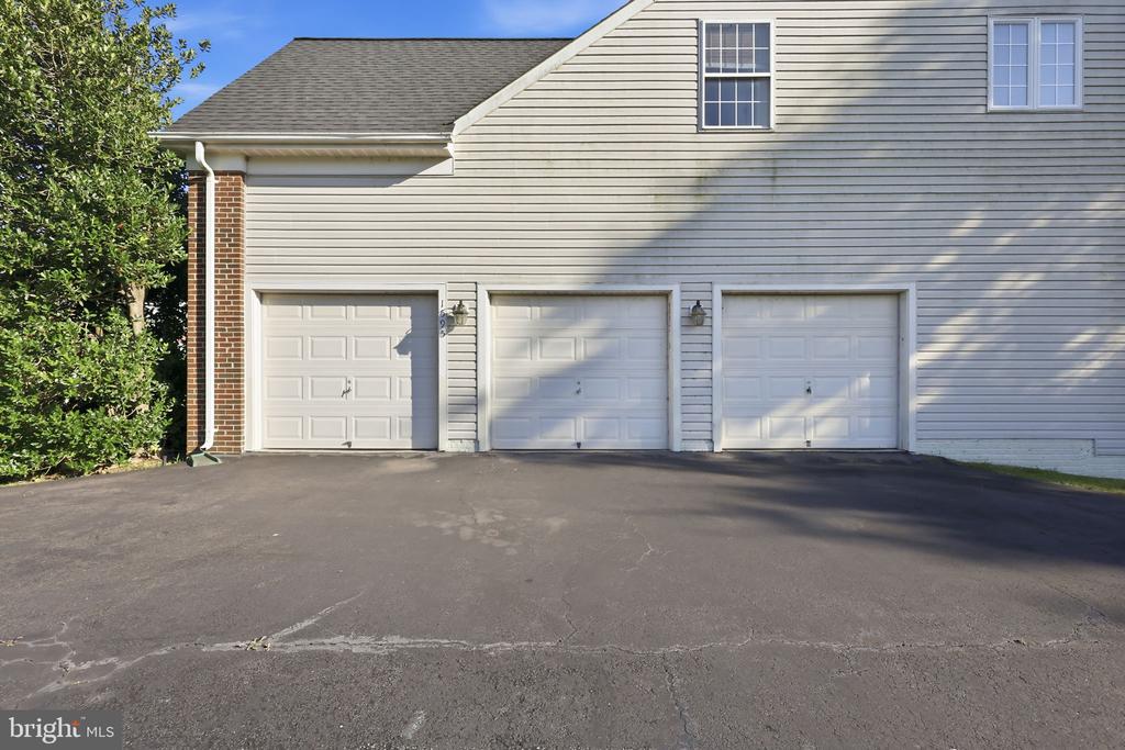 1595 HERON WAY