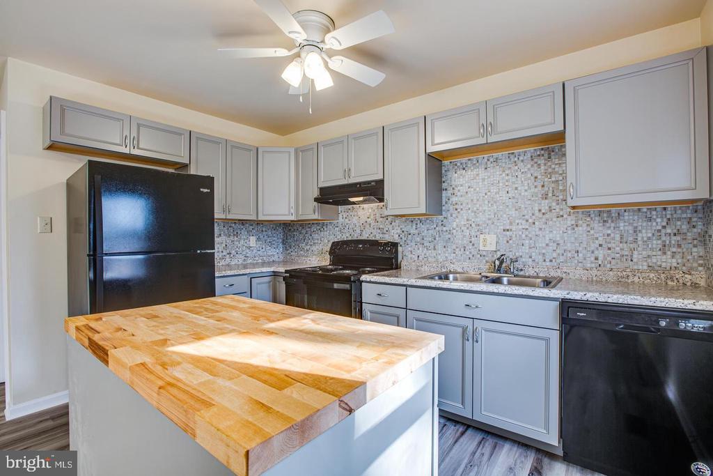 410 OLDE GREENWICH CIRCLE