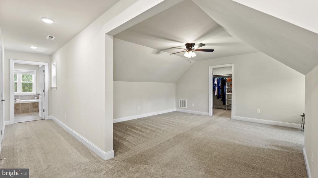 18 HARTWOOD VALLEY COURT