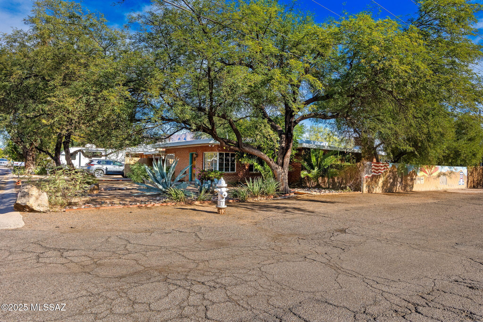 3502 N Santa Rita Avenue