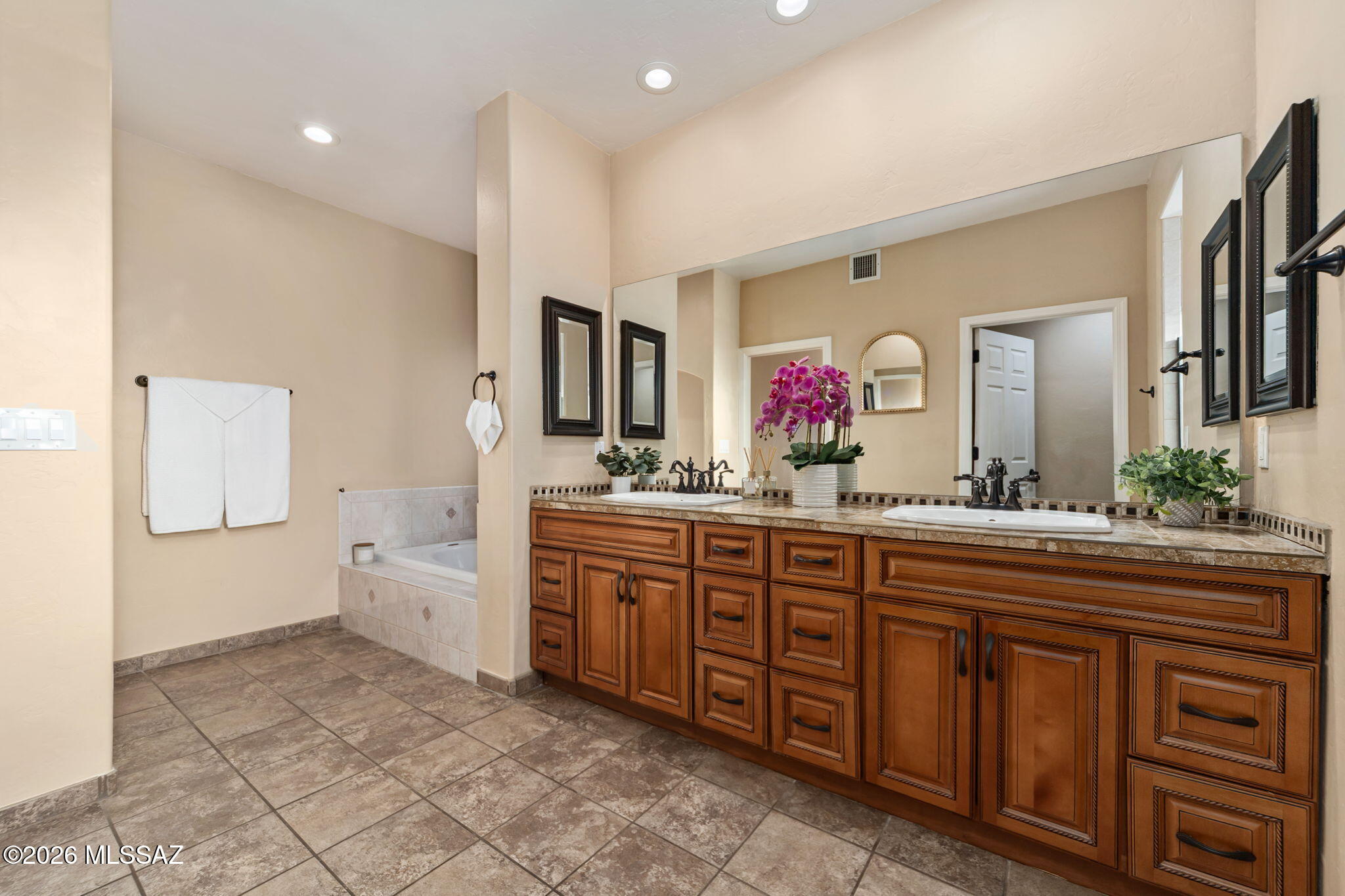 12801 N Kingair Drive