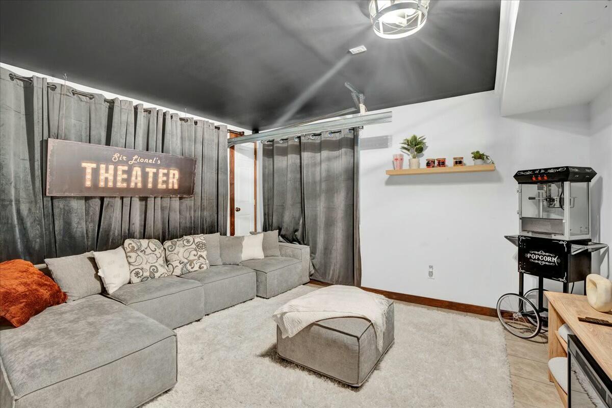 926 Sir Lionel Court