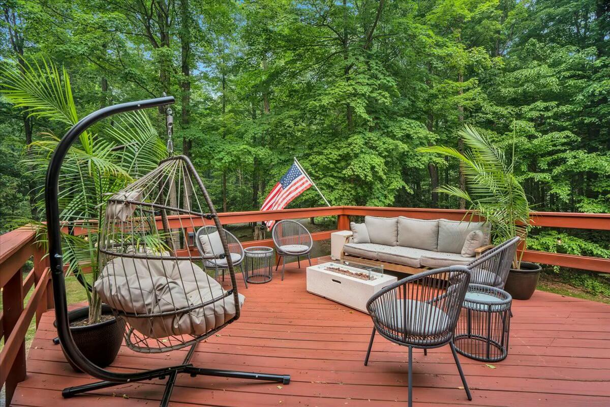 926 Sir Lionel Court