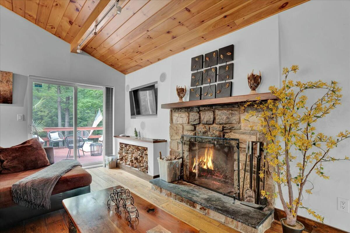 926 Sir Lionel Court