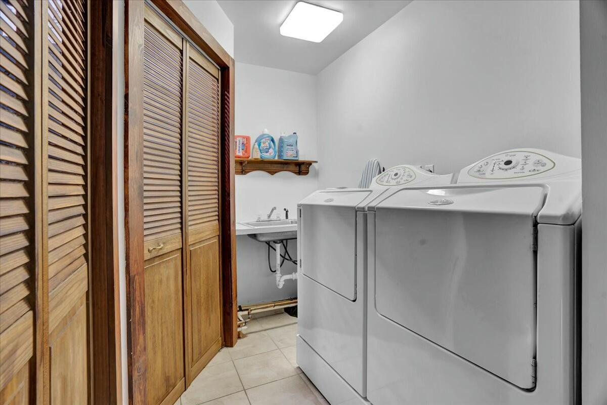 926 Sir Lionel Court