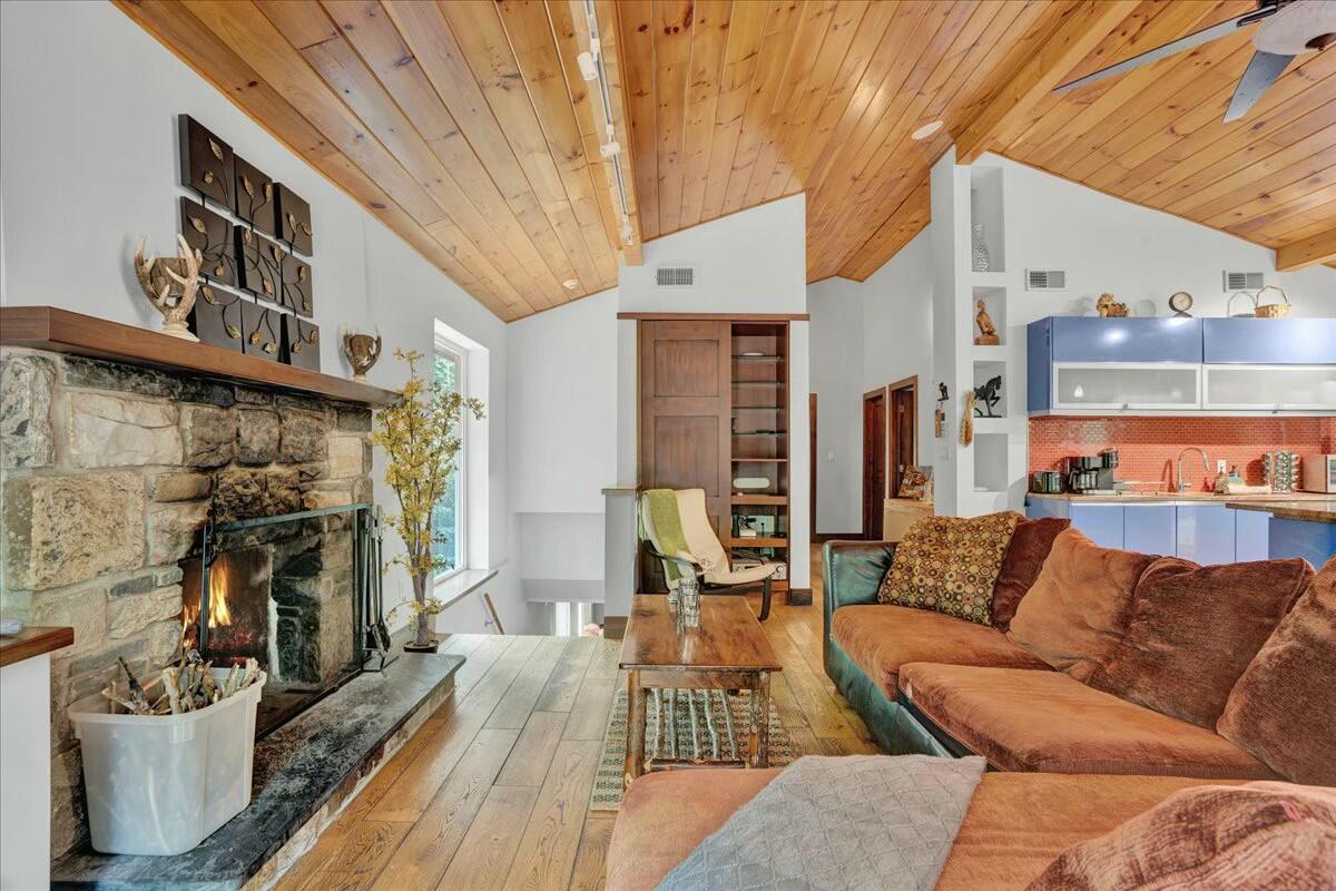 926 Sir Lionel Court