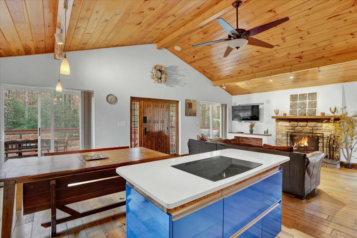 926 Sir Lionel Court