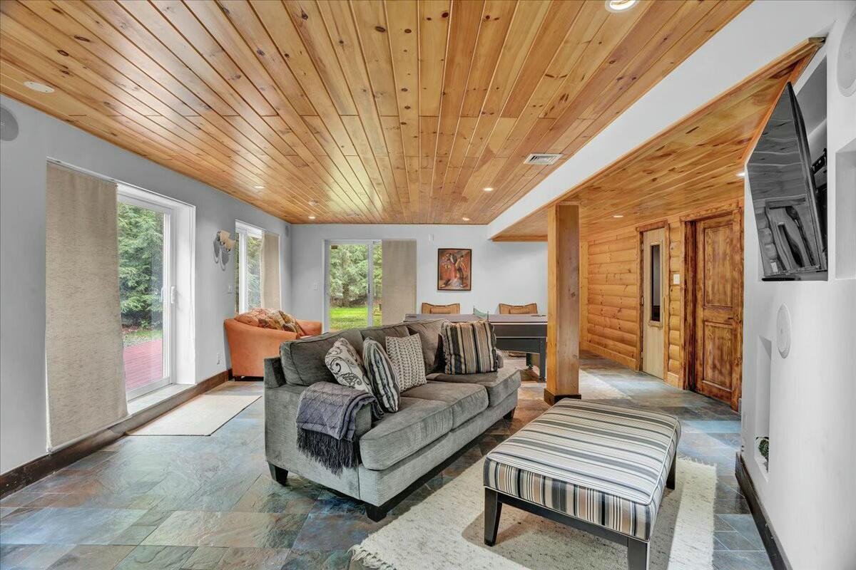 926 Sir Lionel Court