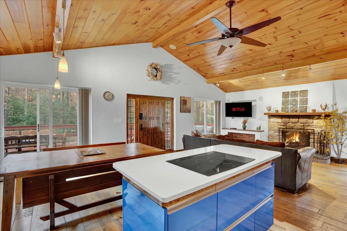 926 Sir Lionel Court