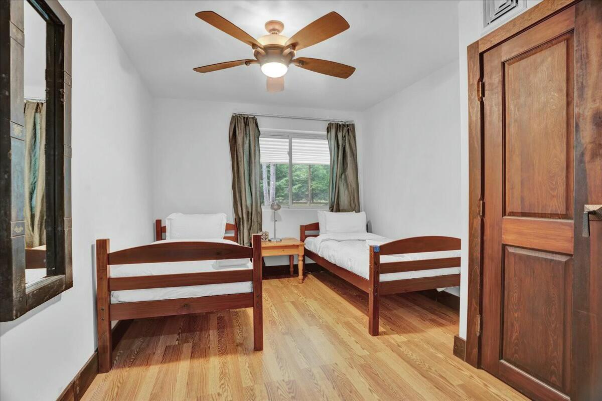 926 Sir Lionel Court