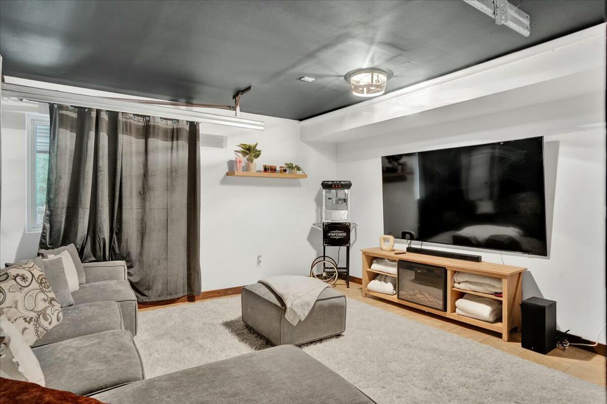926 Sir Lionel Court