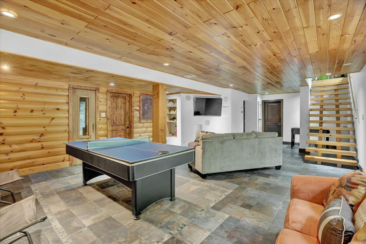 926 Sir Lionel Court
