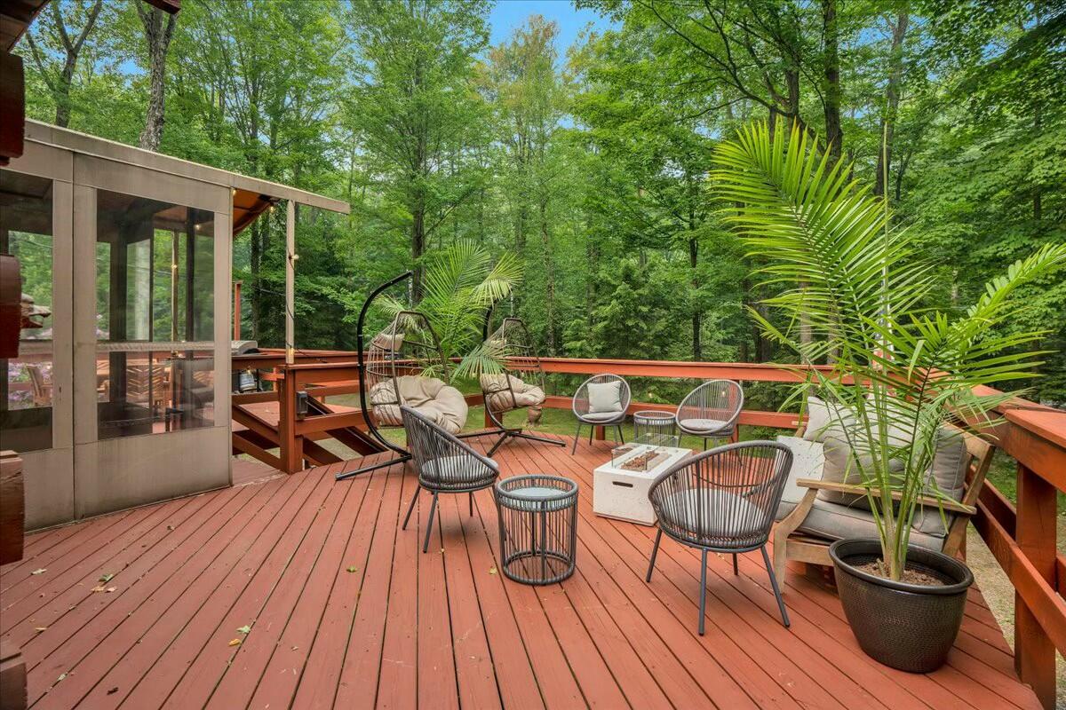 926 Sir Lionel Court