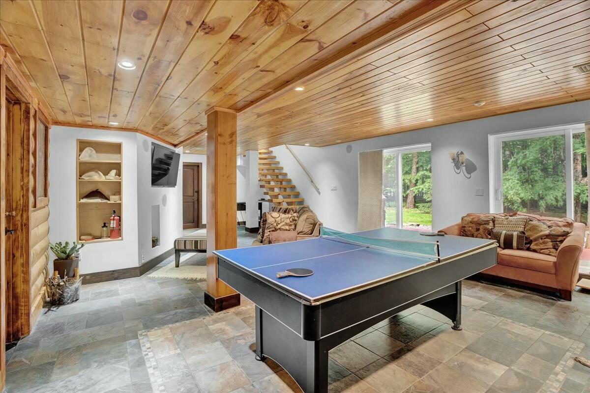 926 Sir Lionel Court