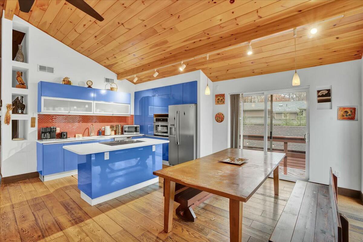926 Sir Lionel Court